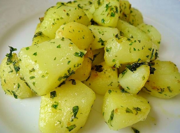 Salada de batatas com cheiro verde